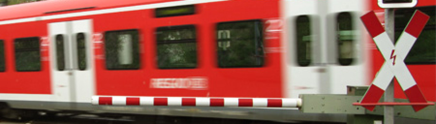 Regionalzug am Bahnübergang | Bildquelle: pixelio.de - Rainer Sturm