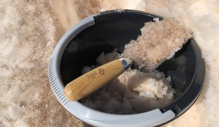 Verborgen in einem Eimer Schnee: Sahara-Staub