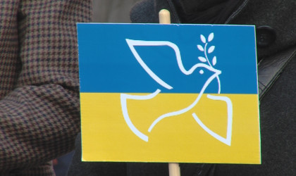 Ukrainefahne mit Friedenstaube | Bildquelle: RTF.1