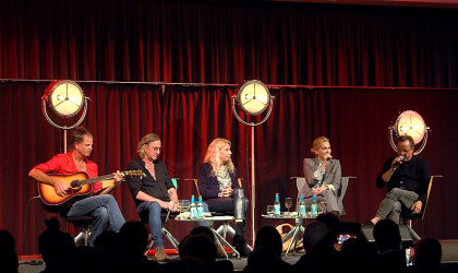 v.l.n.r. Philipp Feldkeller, Dieter Thomas Kuhn, Lisa Federle, Anna Loos, Jan Josef Liefers | Bildquelle: RTF.1