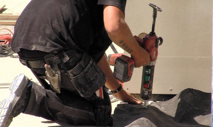 Bauarbeiter mit Bohrmaschine | Bildquelle: RTF.1