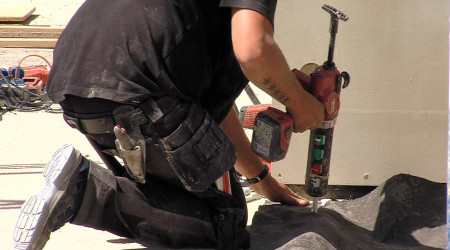 Bauarbeiter mit Bohrmaschine | Bildquelle: RTF.1