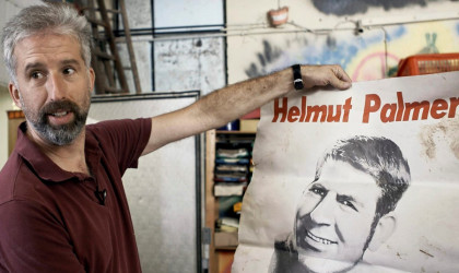 Boris Palmer hält ein Plakat seines Vaters | Bildquelle: SWR