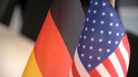 Deutsche Flagge und US-Flagge im IHK-B&uuml;ro | Bildquelle: RTF.1