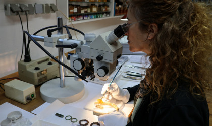 Restauratorin Simone Korolnik bei der Freilegung des Elfenbeinringes | Bildquelle: obx-news/Landratsamt Passau