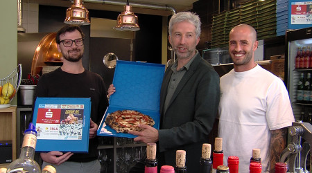 V. l. n. r.: Kay Brock, Boris Palmer und Luca Leimgruber pr&auml;sentieren Pizzabox | Bildquelle: RTF.1