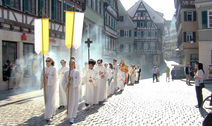 Einzug zum interkulturellen Gottesdienst | Bildquelle: RTF.1