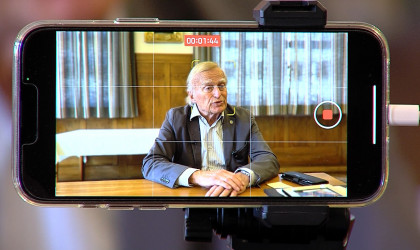 Helmut Haussmann auf dem Smartphone der Bundeskanzler-Helmut-Kohl-Stiftung | Bildquelle: RTF.1