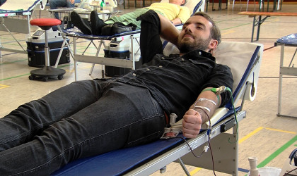Mann beim Blutspenden | Bildquelle: RTF.1
