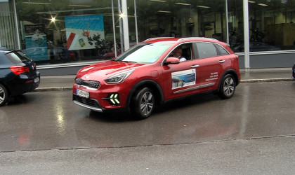 Klaus Belger im Hybrid-Auto | Bildquelle: RTF.1
