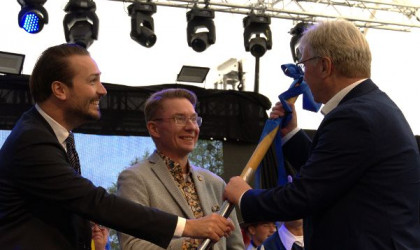 Elmar Rebmann nimmt Gartenschau-Fahne entgegen | Bildquelle: Stadt Bad Urach