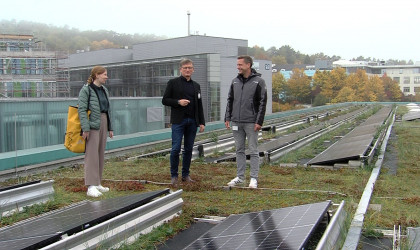 Klinikumsvertreter und Solarpaneelen auf dem UKT | Bildquelle: RTF.1