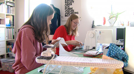Fabia (links) und Jule (rechts) beim Nähen | Bildquelle: RTF.1