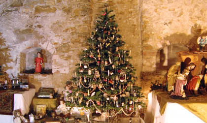 Weihnachtsschmuck von 1840 bis 1970 gibt es im Keller des Klosterhofs in Metzingen zu sehen. | Bildquelle: RTF.1