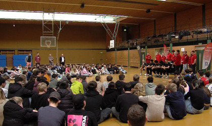 Sporthalle Engstingen mit Tigers und Schw&ouml;rerhaus | Bildquelle: RTF.1