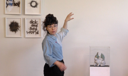 K&uuml;nstlerin G&ouml;kcen Dilek Acay erkl&auml;rt, was hinter ihren Kunstwerken steckt | Bildquelle: RTF.1