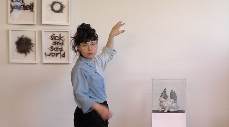 K&uuml;nstlerin G&ouml;kcen Dilek Acay erkl&auml;rt, was hinter ihren Kunstwerken steckt | Bildquelle: RTF.1