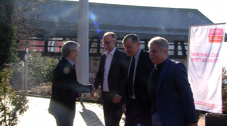 Politik und Wirtschaft im Dialog: R&uuml;lke, Fischer, Kern | Bildquelle: RTF.1