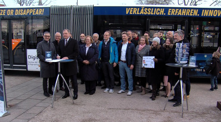 Gruppenfoto mit Unterschrift zum Digital Hub | Bildquelle: RTF.1