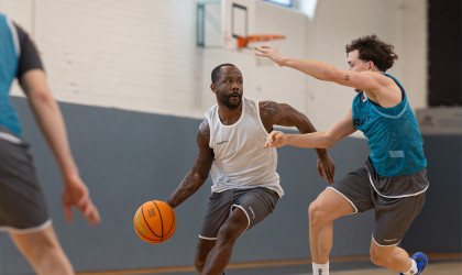 Jordan Johnson im Training gegen Kaya Bayram | Bildquelle: Dennis Duddek/T&uuml;bingen Tigers