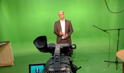 Dr. Timm Kern im Studio | Bildquelle: RTF.1