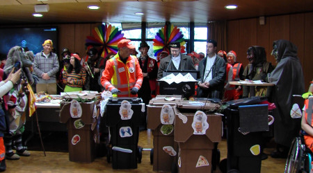 Narren st&uuml;rmen Landratsamt des Zollernalbkreises | Bildquelle: RTF.1