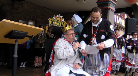 Narren machen Mike M&uuml;nzing zum K&ouml;nig | Bildquelle: RTF.1