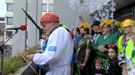 Narren st&uuml;rmen das Reutlinger Rathaus | Bildquelle: RTF.1