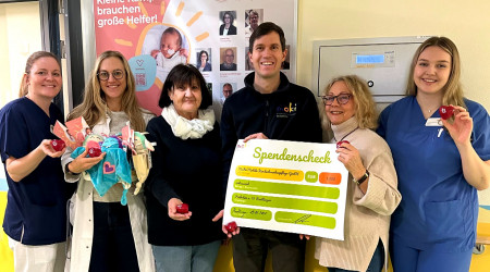 Moki-Mitglieder mit Spendenscheck | Bildquelle: RTF.1