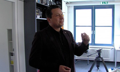 Manuel Hailfinger in der RTF.1-Redaktion | Bildquelle: RTF.1