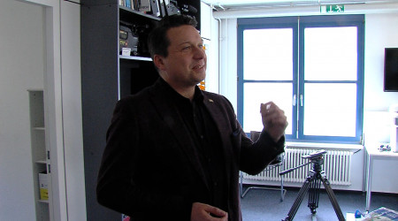 Manuel Hailfinger in der RTF.1-Redaktion | Bildquelle: RTF.1