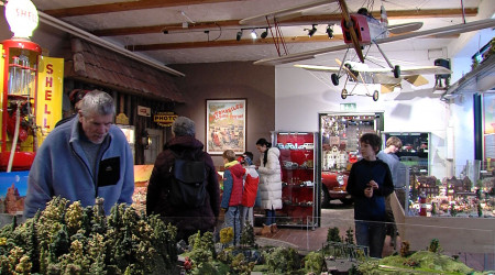 Besucher im Museum Boxenstop | Bildquelle: RTF.1