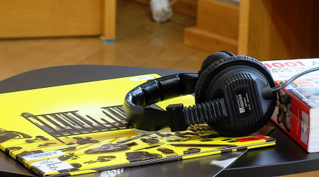 Album und Kopfh&ouml;rer in der neuen Musik-Lounge | Bildquelle: RTF.1