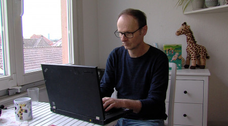 Jochen Weeber an seinem Laptop | Bildquelle: RTF.1