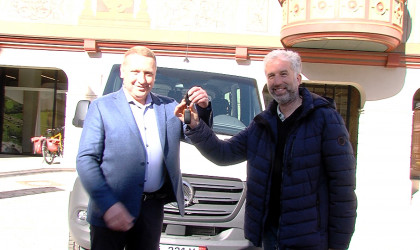 &Uuml;bergabe barrierefreier Bus von Boris Palmer an Vitalii Maletskyi | Bildquelle: RTF.1