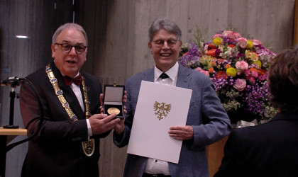 Oberb&uuml;rgermeister Thomas Keck verleiht B&uuml;rgermedaille in Gold an J&uuml;rgen U. Fuchs | Bildquelle: RTF.1
