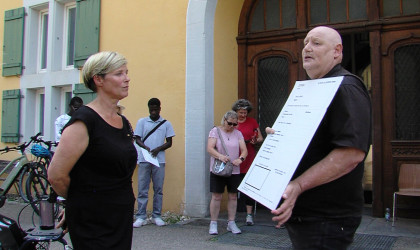 Cindy Holberg (links) im Gespr&auml;ch mit einem Mitglied von Grafenschreck | Bildquelle: RTF.1