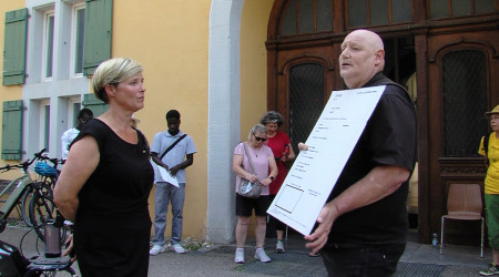 Cindy Holberg (links) im Gespr&auml;ch mit einem Mitglied von Grafenschreck | Bildquelle: RTF.1