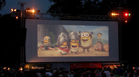 Die Minions auf der Leinwand im Open Air Kino | Bildquelle: RTF.1