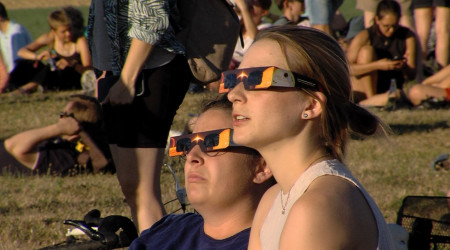 Sch&uuml;tzt die Augen vor der Sonne: die Sofi-Brille | Bildquelle: RTF.1