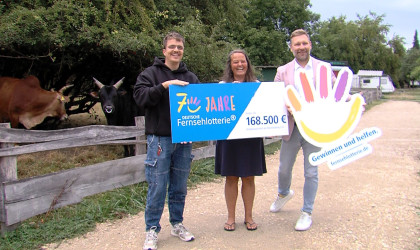Fernsehlotterie &uuml;bergibt Scheck | Bildquelle: RTF.1