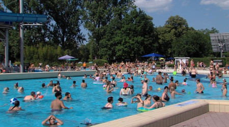 Volles Becken im Wellenfreibad | Bildquelle: RTF.1