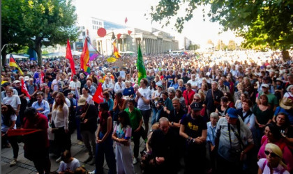 "Mut statt Wut" - Demozug f&uuml;r Vielf&auml;ltigkeit und Toleranz | Bildquelle: Instagram/pulseofeurope_stuttgart/vhs_stuttgart/omas_gegen_rechts_stuttgart