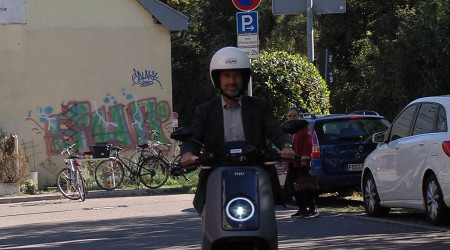 Boris Palmer auf einem E-Roller | Bildquelle: RTF.1