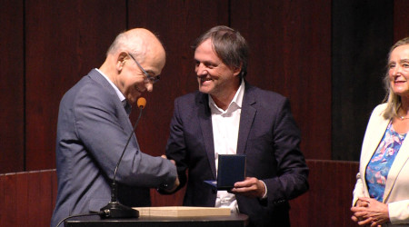 Jan Sellner erh&auml;lt die Friedrich-E.-Bogt-Medaille | Bildquelle: RTF.1