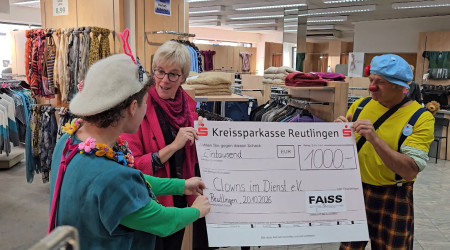 Spenden&uuml;bergabe vom Modehaus Faiss an Clowns im Dienst | Bildquelle: Cornelius Graetz