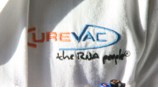 CureVac Logo auf Laborkittel | Bildquelle: RTF.1