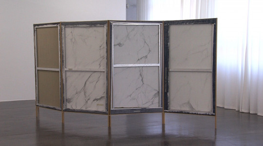 Falscher Marmor und glühende Sterne | Bildquelle: RTF.1