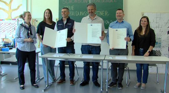 Kooperationsvertrag zwischen Sch&ouml;nbein-Realschule, ElringKlinger AG und Gebr. Knauer GmbH und Co. KG | Bildquelle: RTF.1