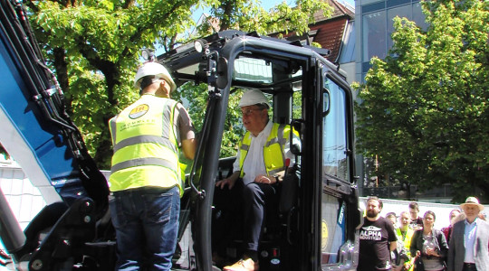 Oberb&uuml;rgermeister Keck im Bagger | Bildquelle: RTF.1